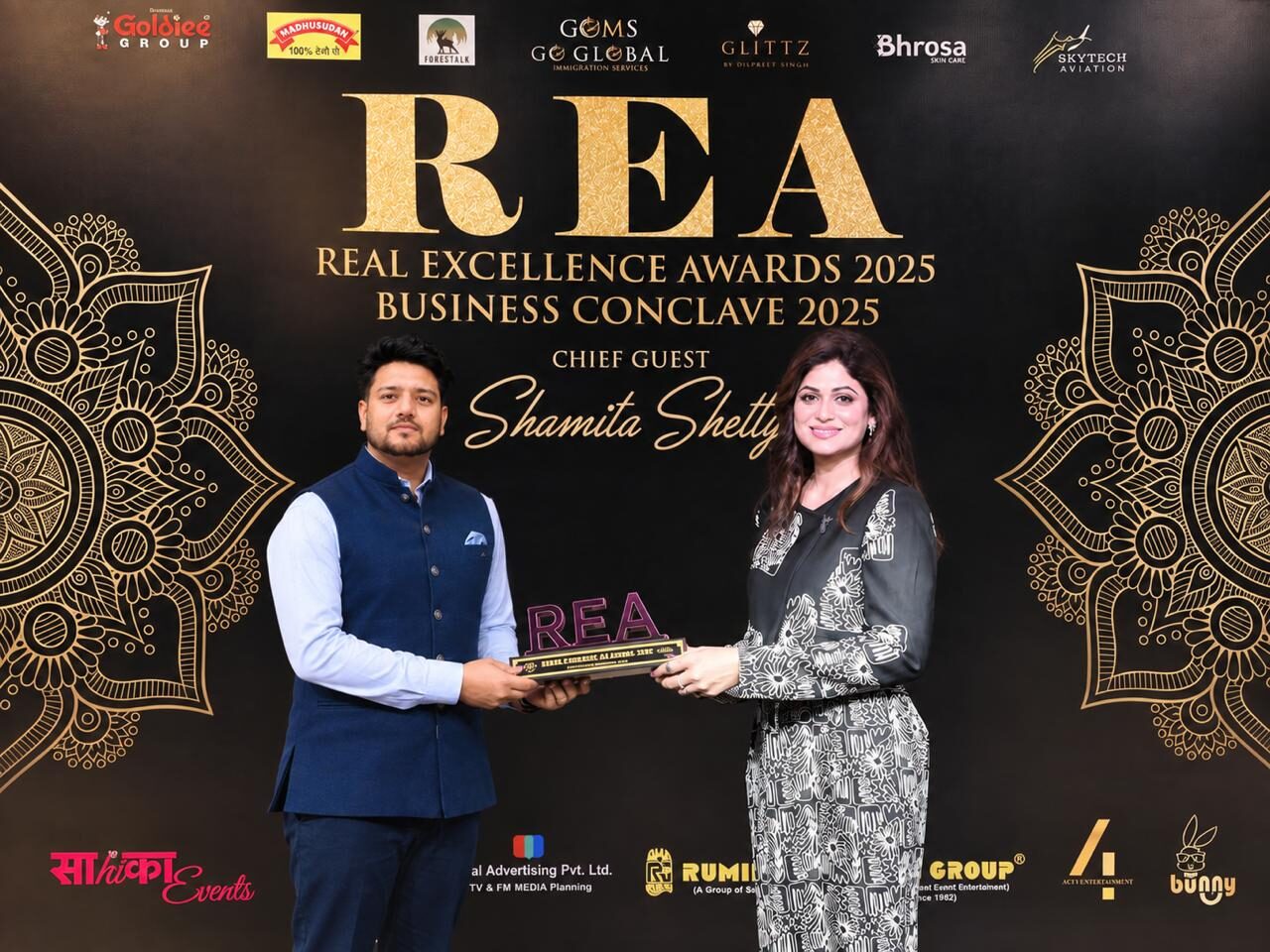 Rahul Bhargav receiving best astrologer award from bollywood acress Shamita Shetty ji at Real Real-Excellence-Award-2025